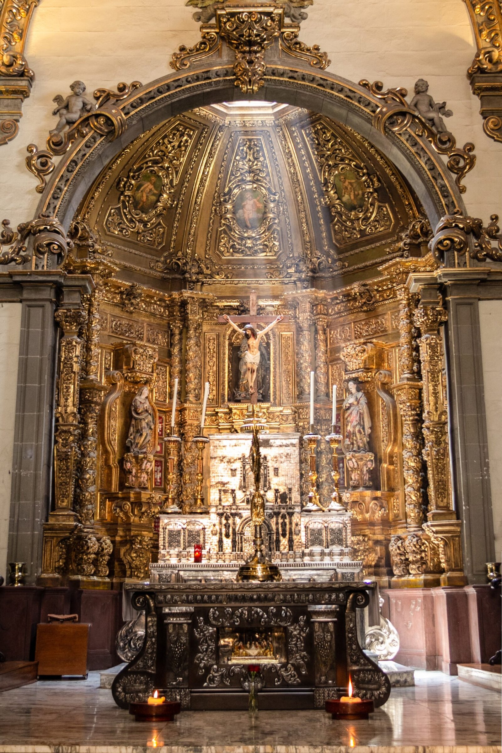 sm-disparo-vertical-cruz-altar-basilica-nuestra-senora-guadalupe-mexico-cropped Vertical shot of a cross and altar in The Basilica of Our Lady of Guadalupe in Mexico